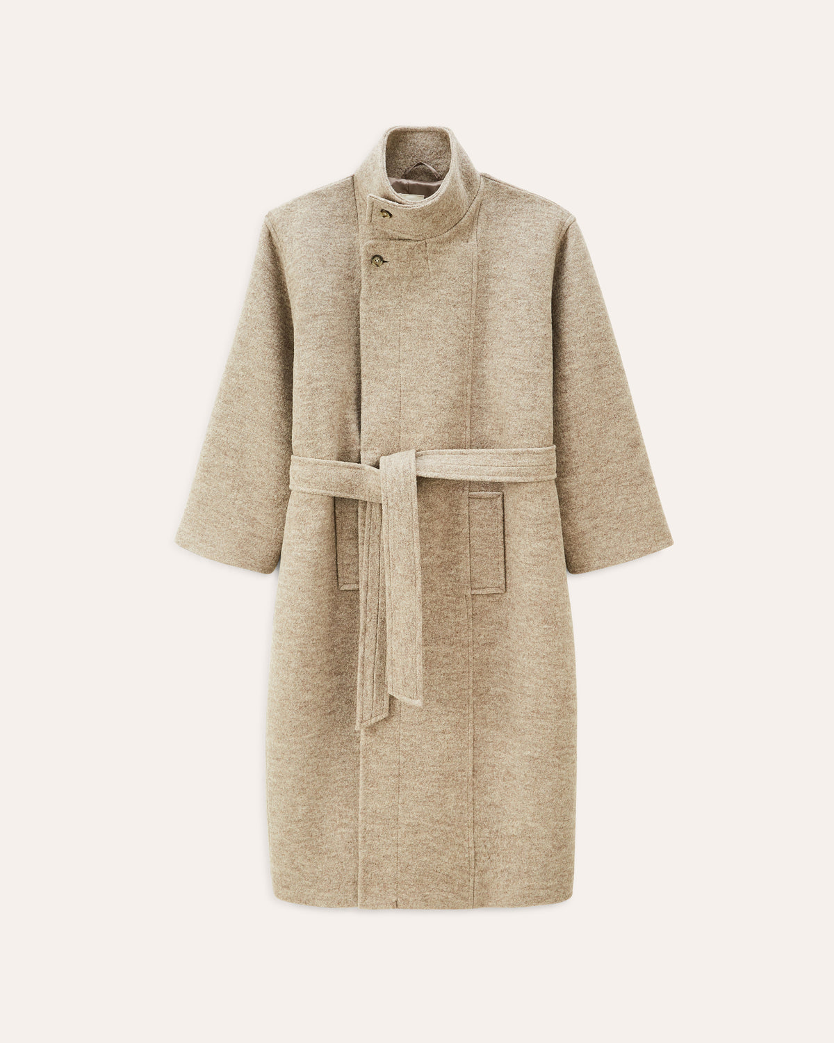 Hera Sand, manteau en laine NOYOCO, packshot AW25 studio