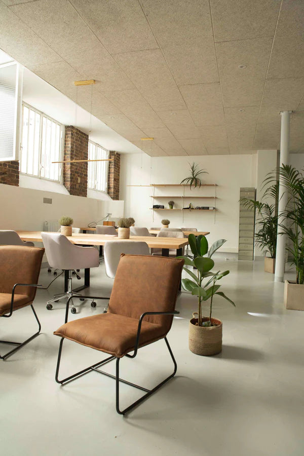 fauteuil en cuir marron posé au milieu du noyoco lab à paris
