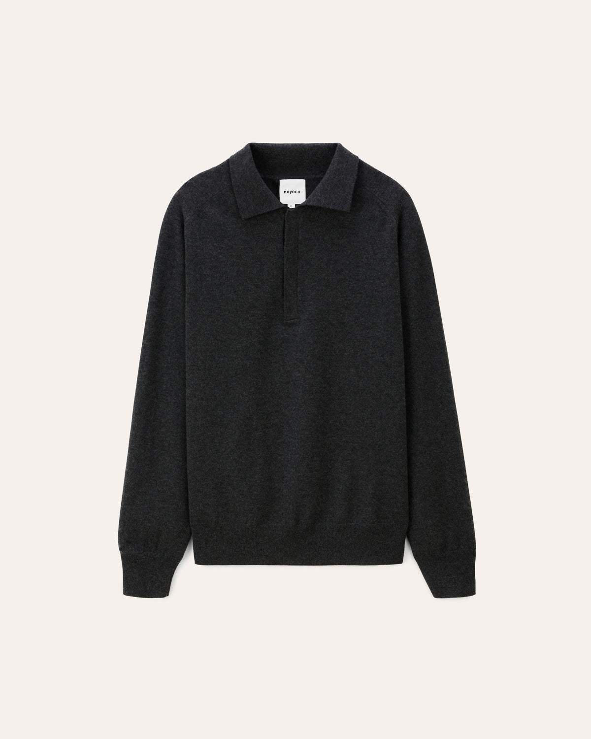 Hanzo Anthracite, polo en laine mérinos NOYOCO, packshot AW25 studio