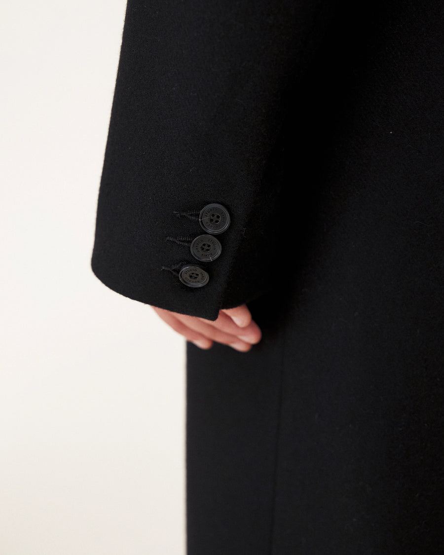 Caspa Midnight blue, manteau en laine et cachemire recyclés NOYOCO, detail AW26 studio