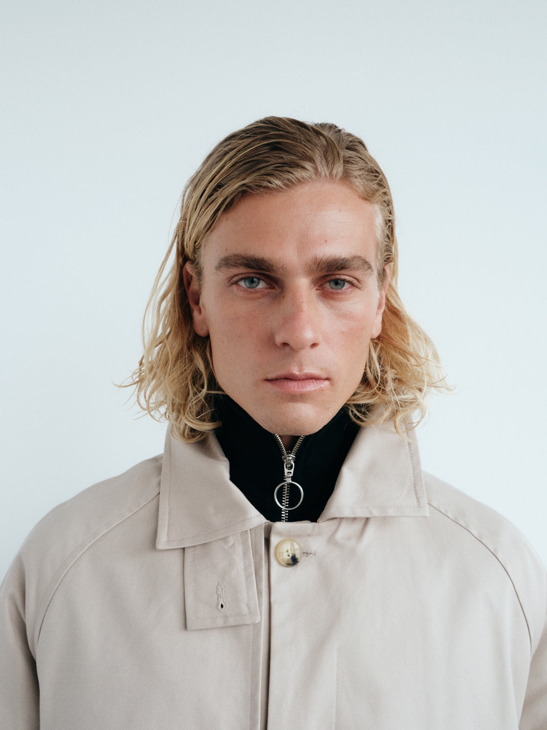 Portrait en trench clair NOYOCO.