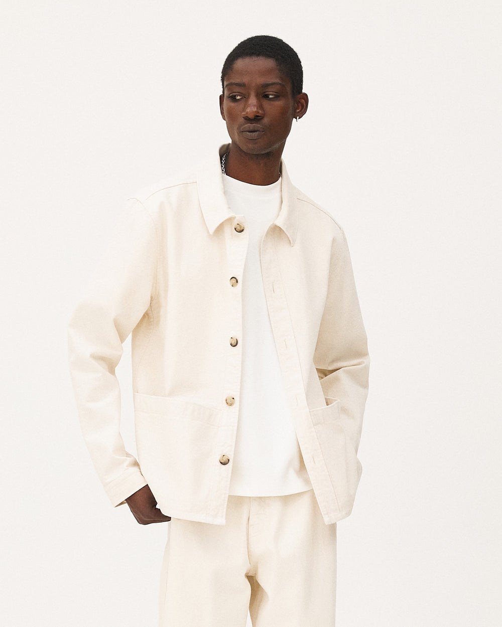 Kin Ecru, surchemise en coton biologique, fibre d’ananas et lyocell NOYOCO, homme ss26 studio