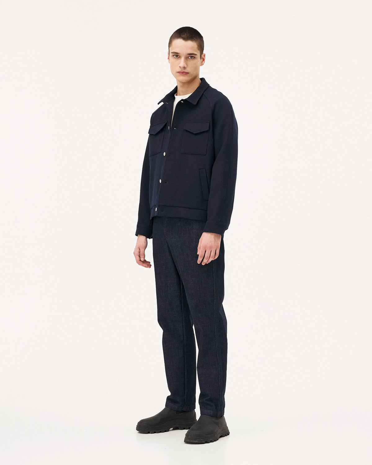 Calder Indigo, jean en coton biologique NOYOCO, homme AW25 studio