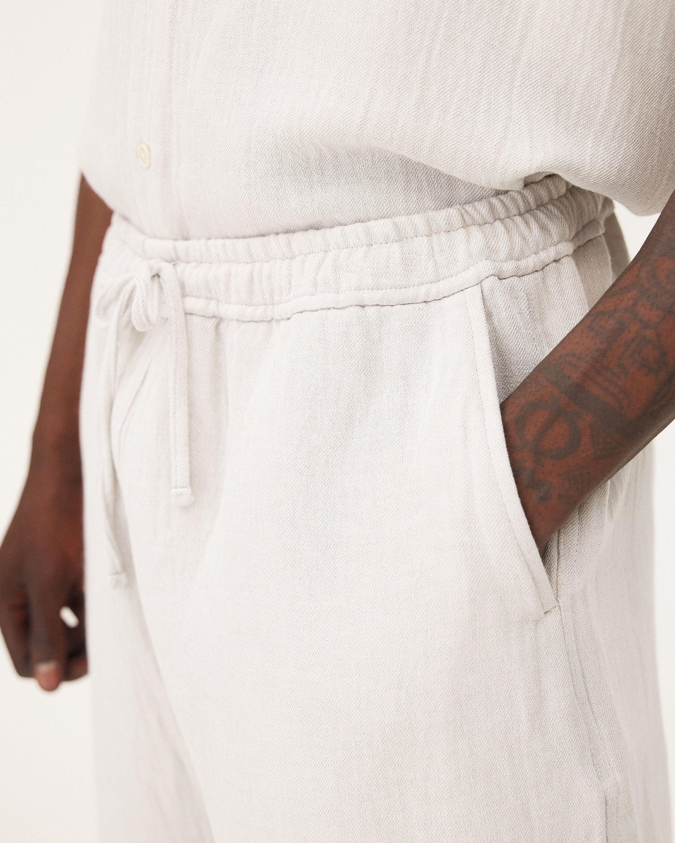 Malibu Light grey, short en lin upcyclé NOYOCO, detail ss26 studio