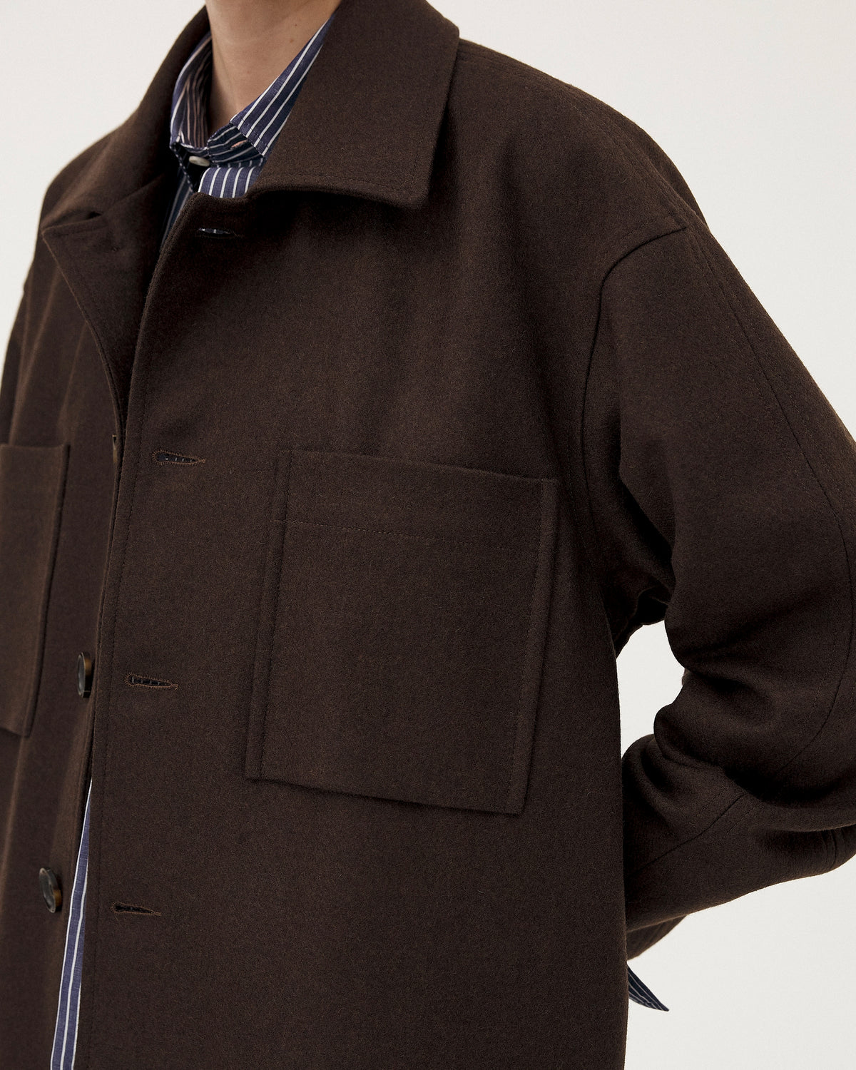 Holar Brown, veste en laine et cachemire recyclés NOYOCO, detail AW25 studio