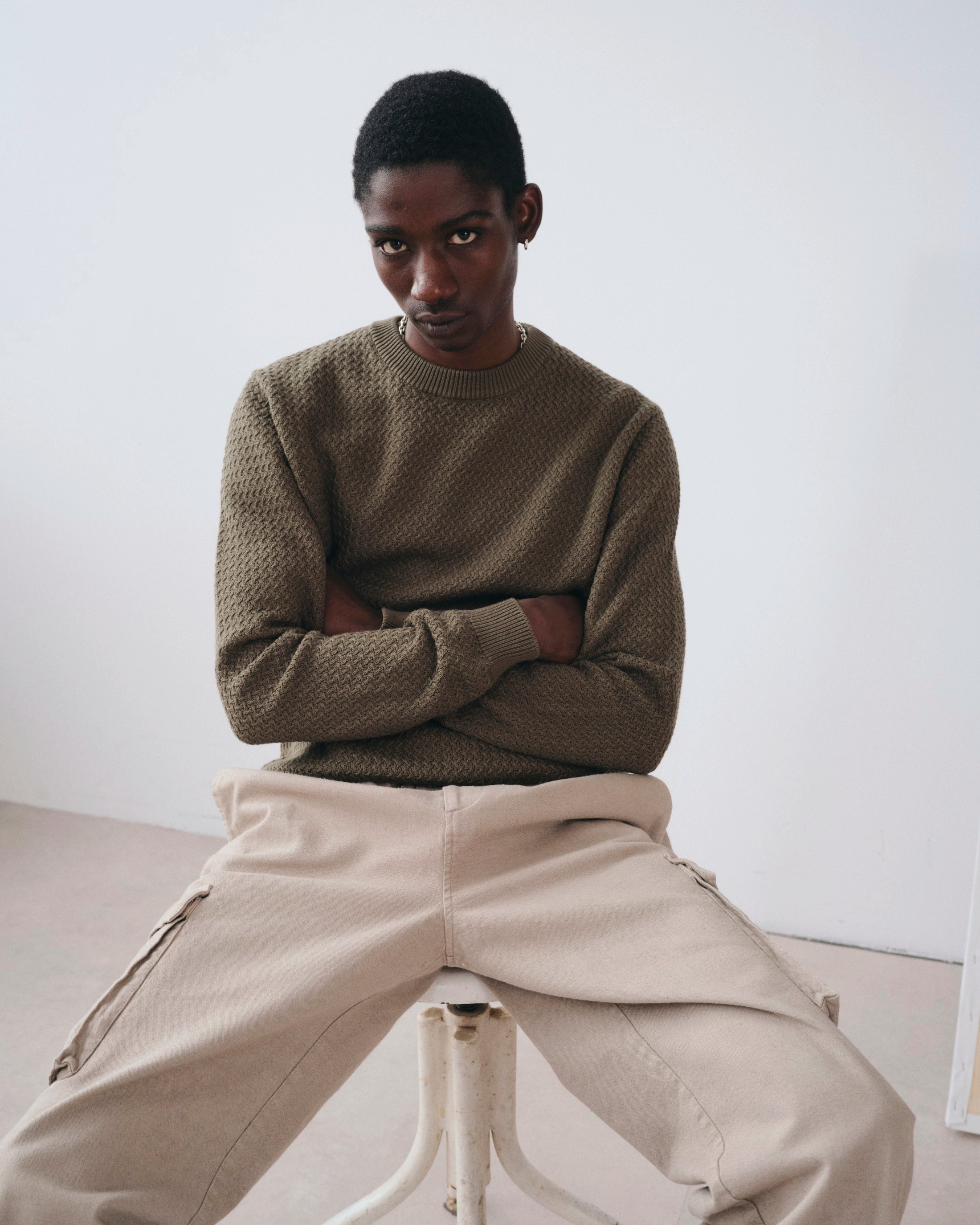 Cargo Grege 16-1107 TPG, pantalon en coton biologique, fibre d’ananas et lyocell NOYOCO, homme SS26