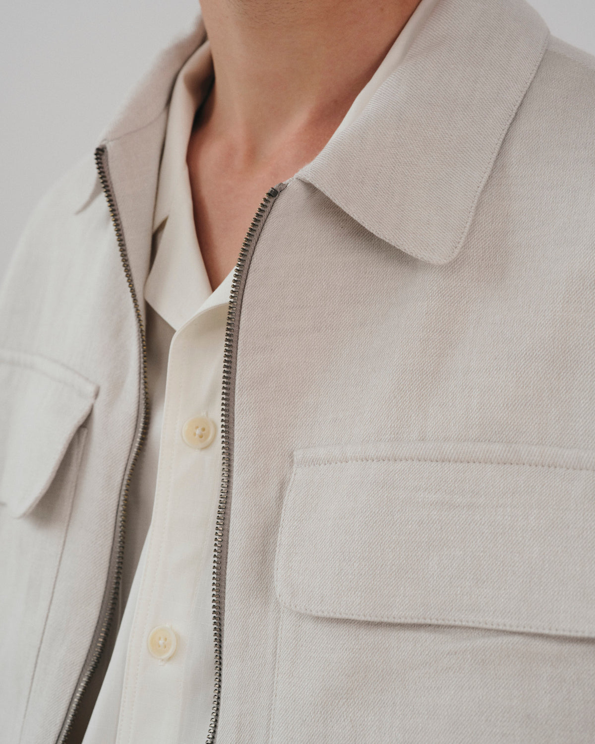 Kinsale Light grey, veste en lin upcyclé NOYOCO, detail edito SS26