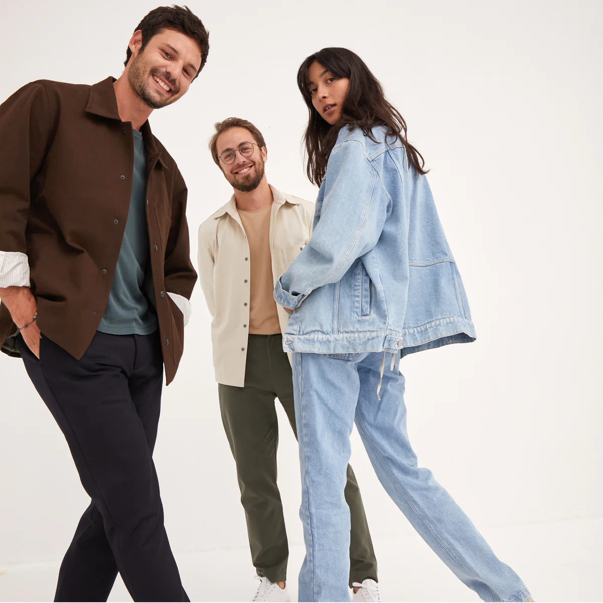 les deux hommes fondateurs de la marque noyoco et une femme debout souriant
