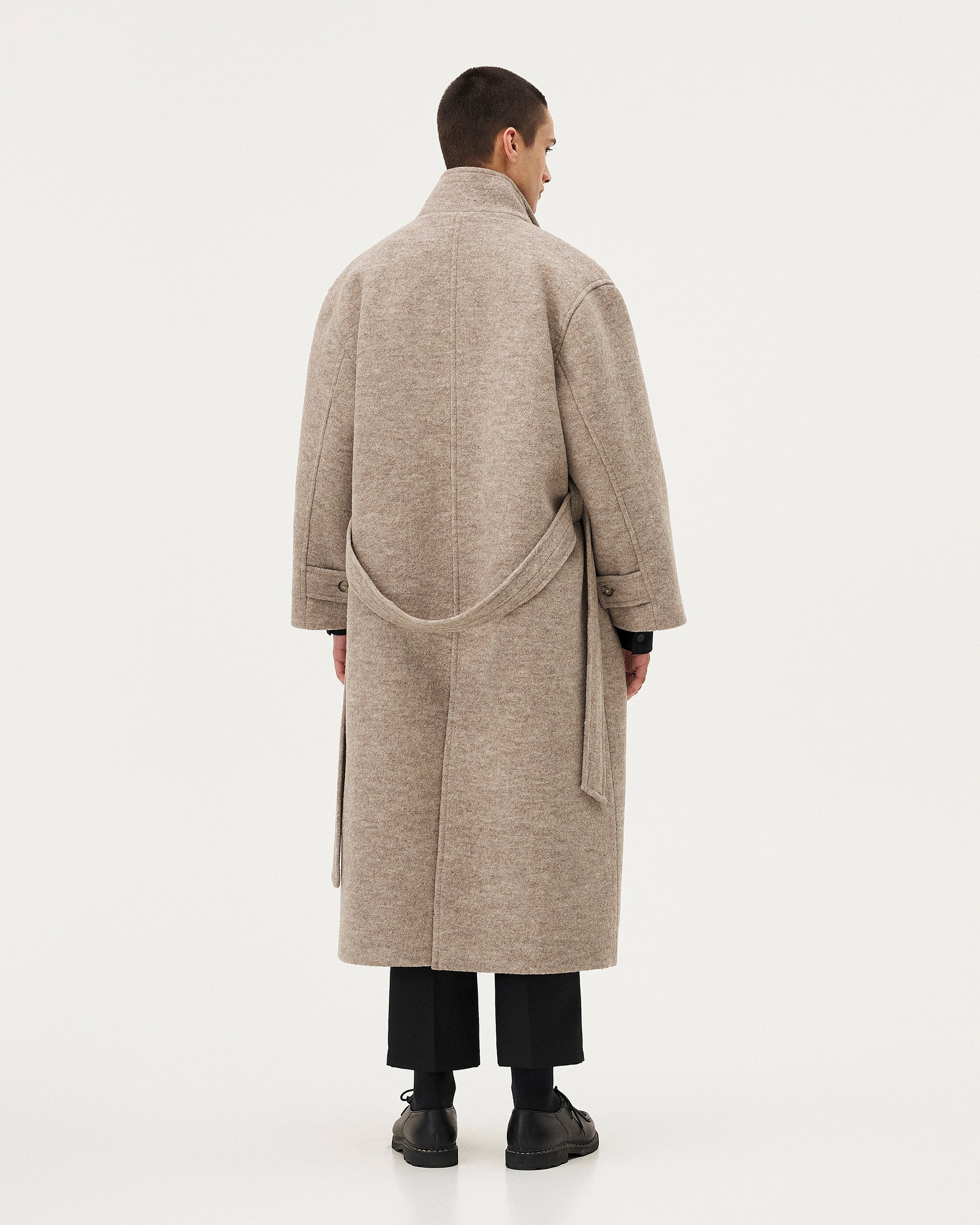Hera Sand, manteau en laine NOYOCO, homme AW25 studio
