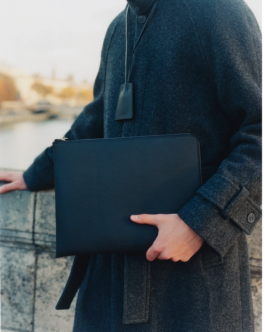 Housse ordinateur Black, housse d’ordinateur en Recycleather NOYOCO, detail ECOM AW24