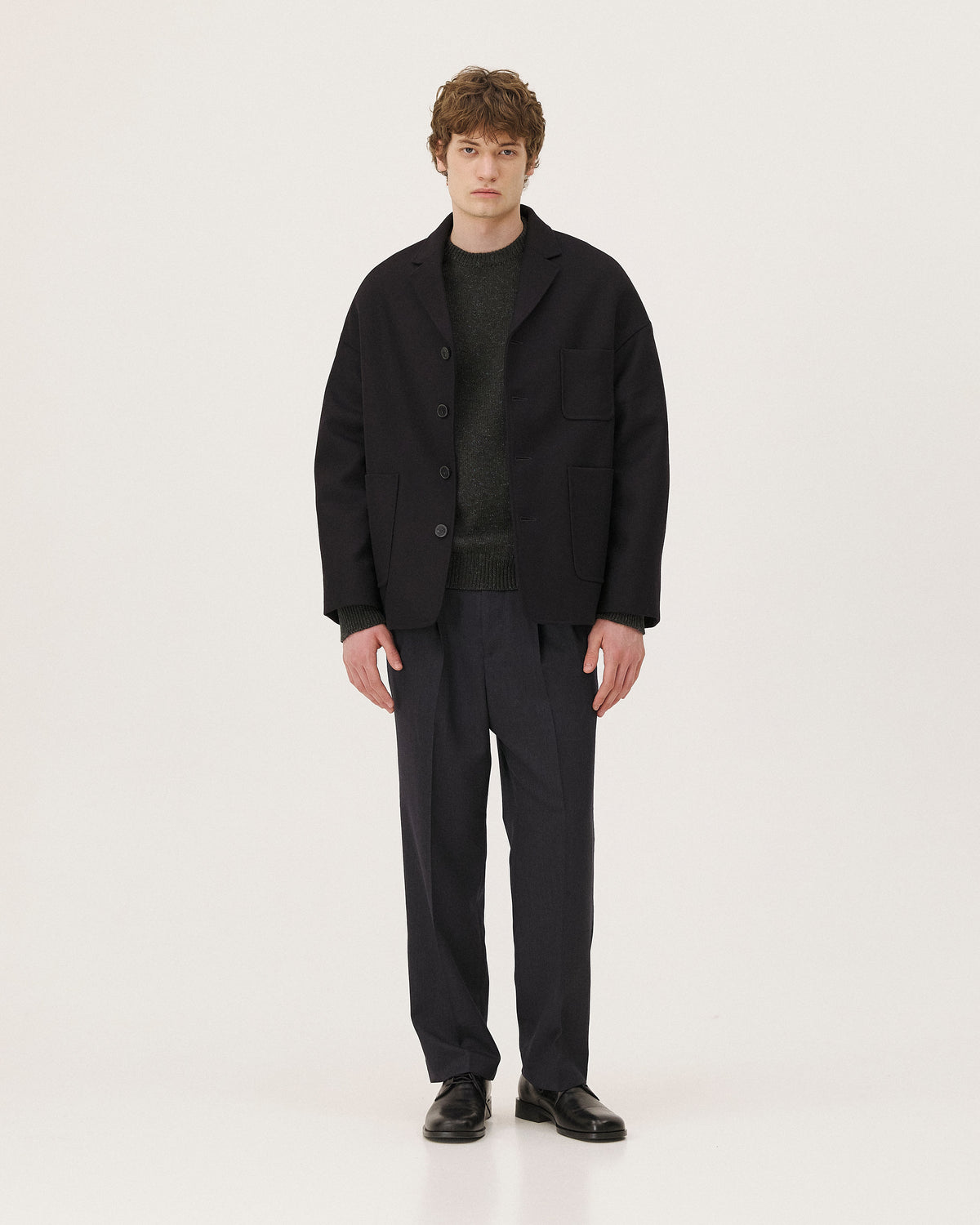 Antwerp Midnight Blue heavy fabrics, manteau en laine et cachemire recyclés NOYOCO, homme de face
