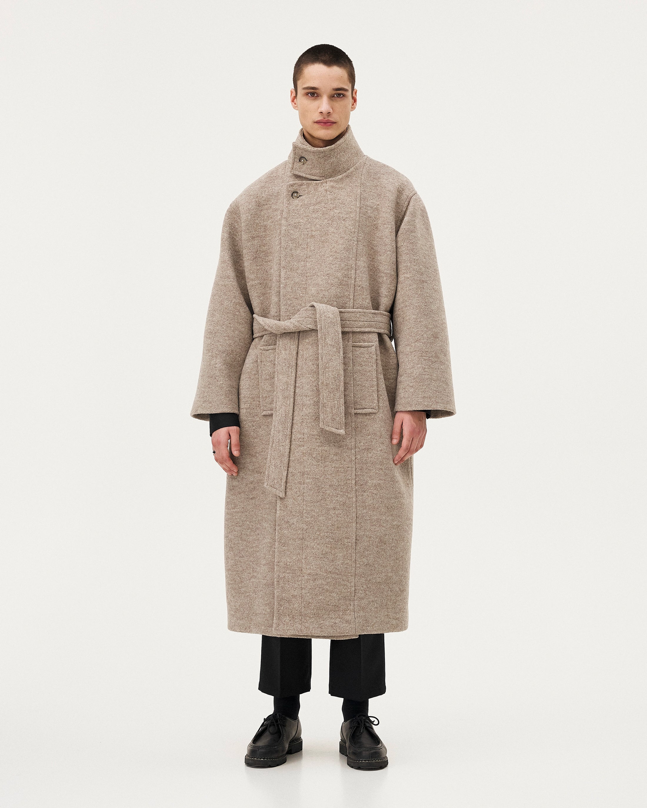 Hera Sand, manteau en laine NOYOCO, homme AW25 studio