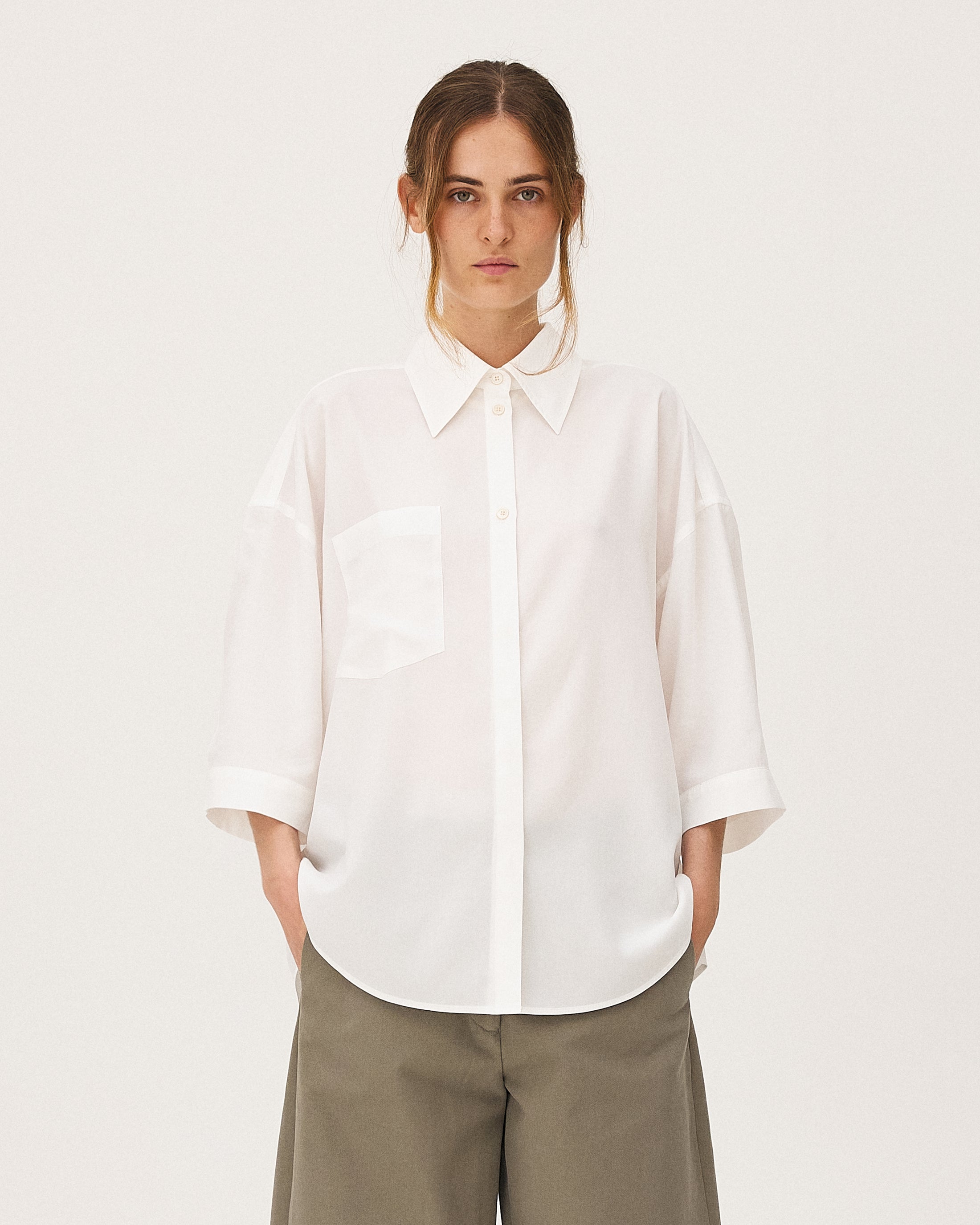 Ameer White, chemise en lyocell NOYOCO, femme ss26 studio