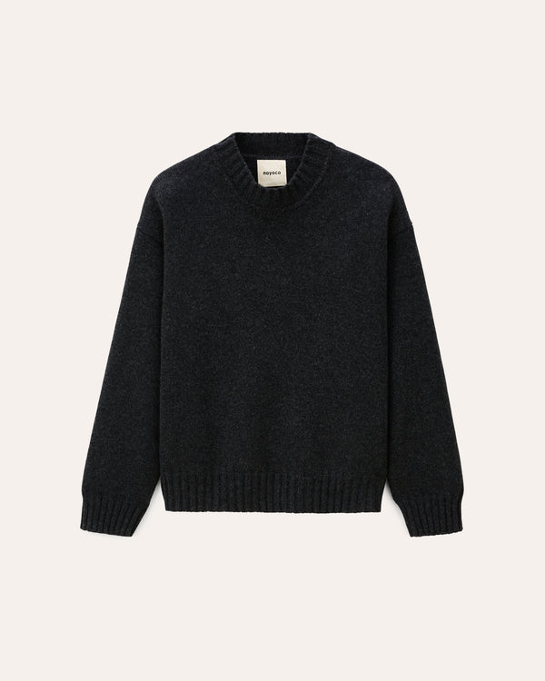 Miwa Anthracite, pull en laine mérinos et cachemire NOYOCO, packshot AW25 studio