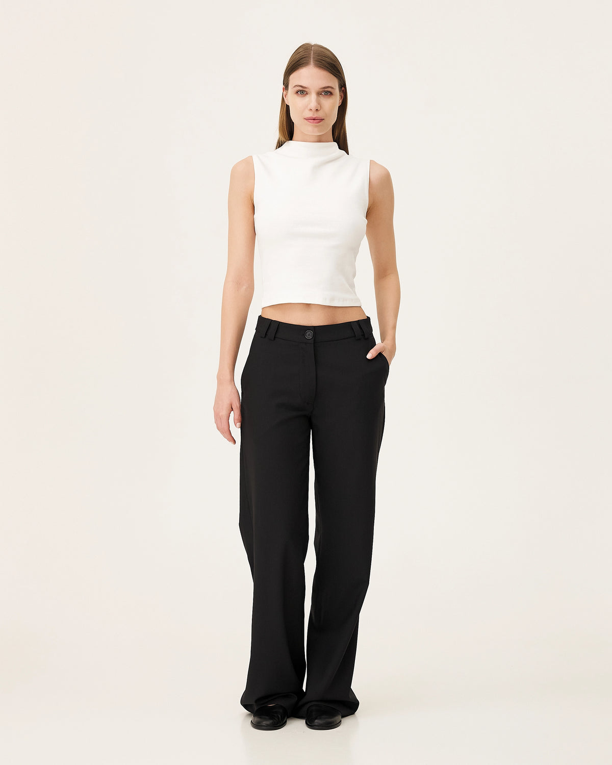 Gilia Black, pantalon en laine upcyclée NOYOCO, femme ss25 studio