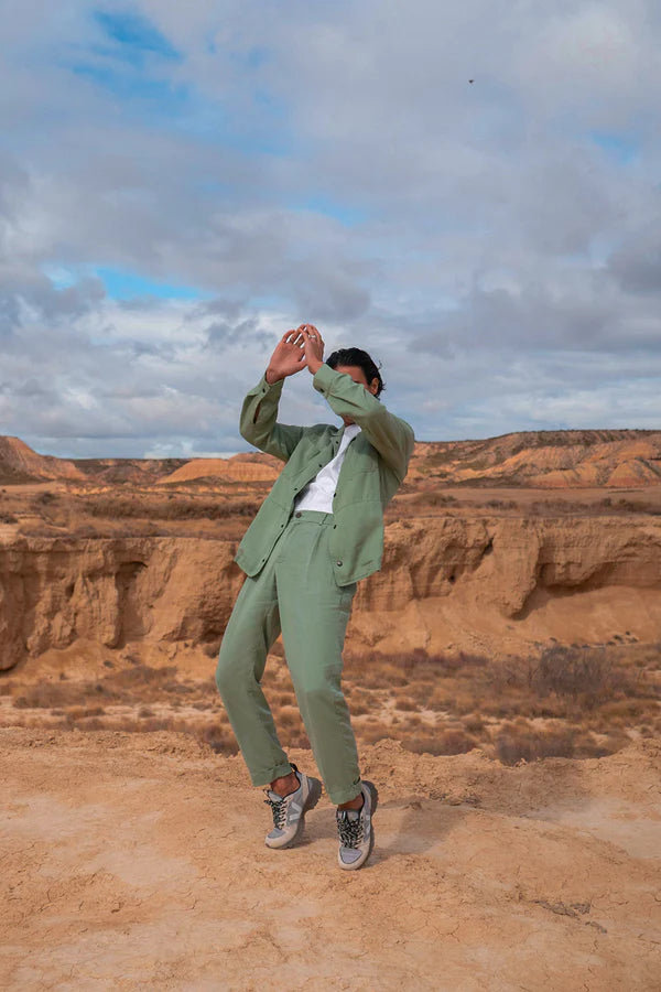 homme portant un costume noyoco vert dans le Colorado provençal en France