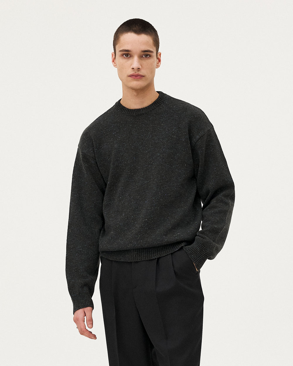 Malmo Khaki, pull en laine mérinos NOYOCO, homme AW25 studio