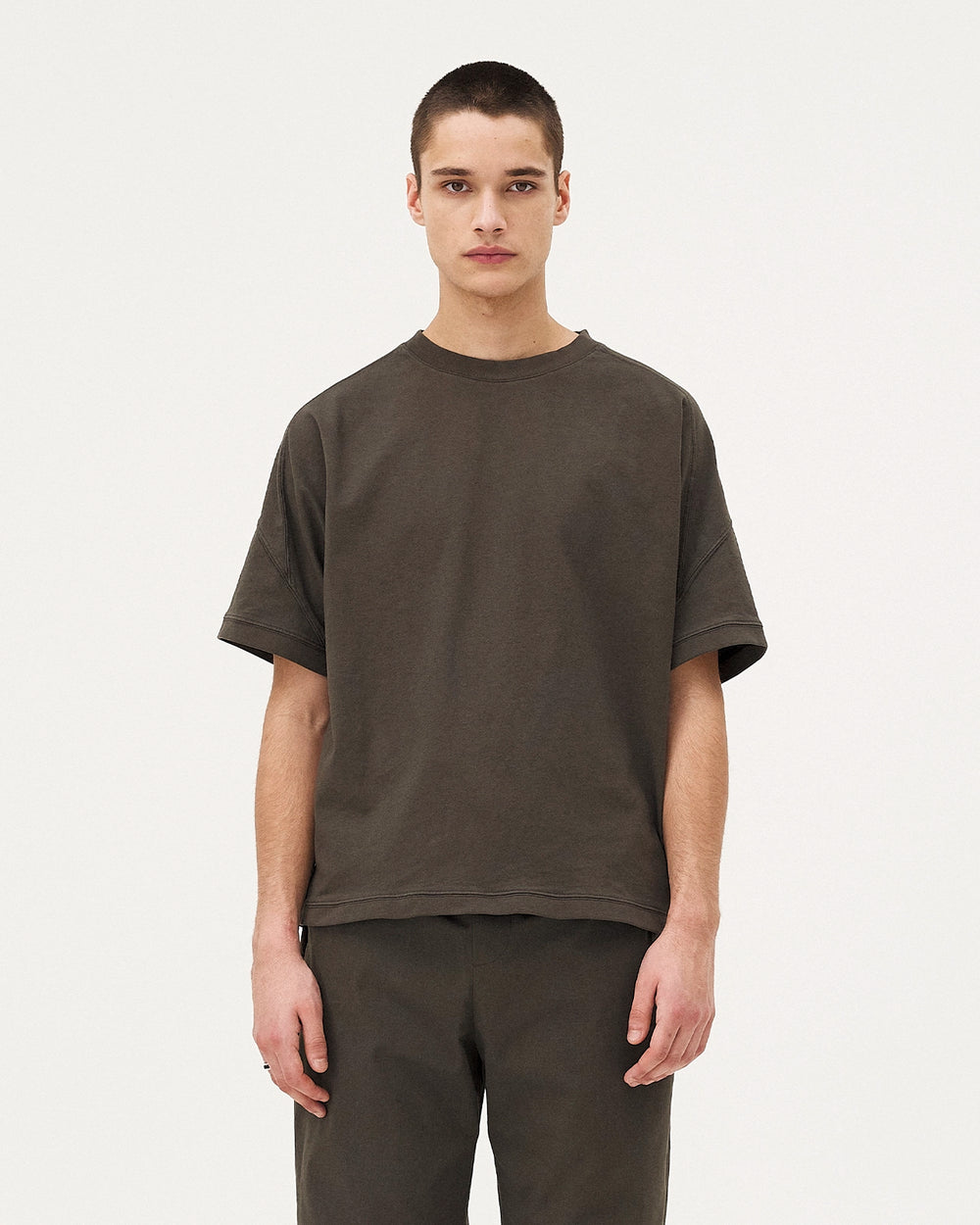 Haria Khaki, t-shirt en coton biologique NOYOCO, homme AW25 studio