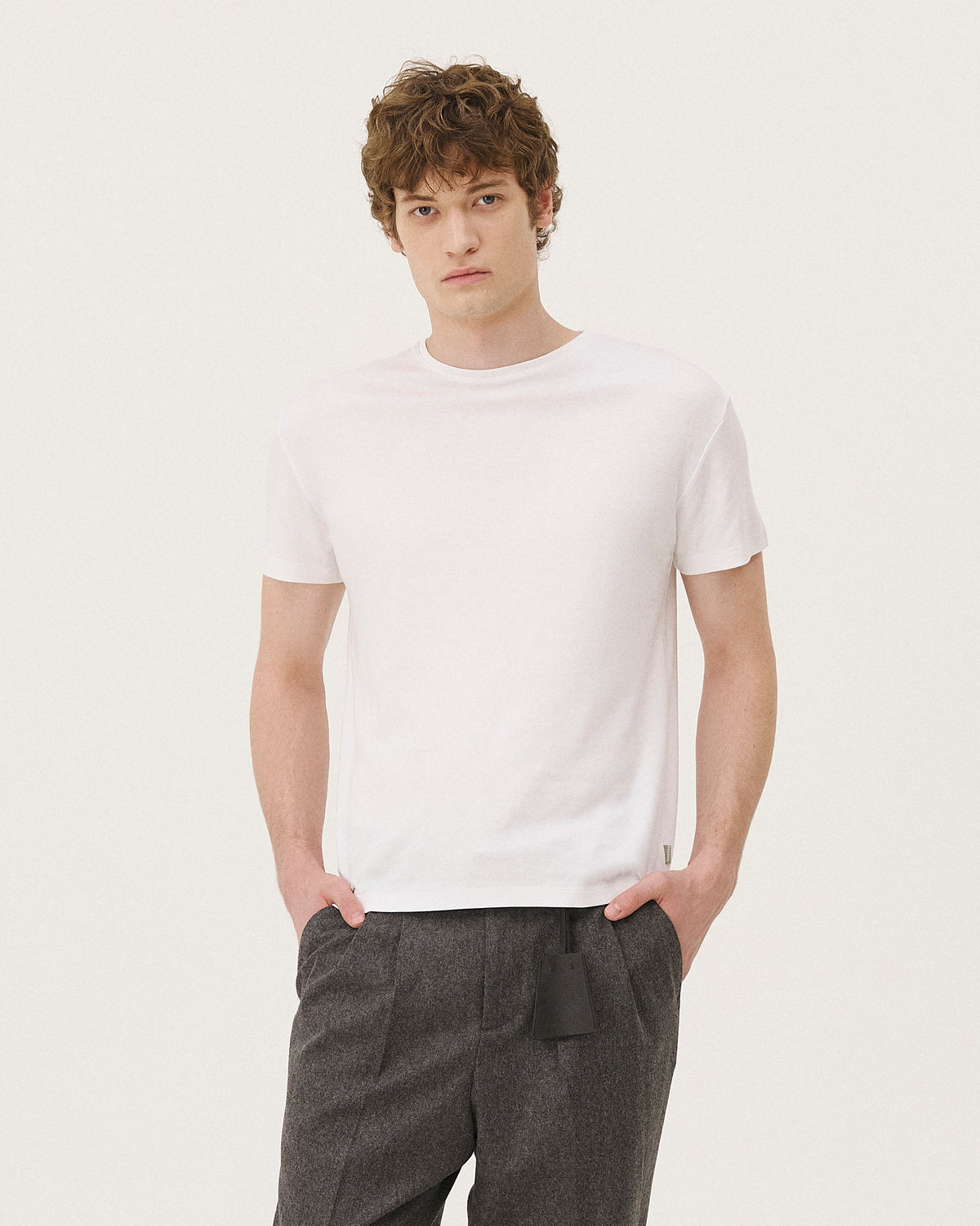 Faro Blanc NOYOCO, porté homme AW26 studio, vue 01