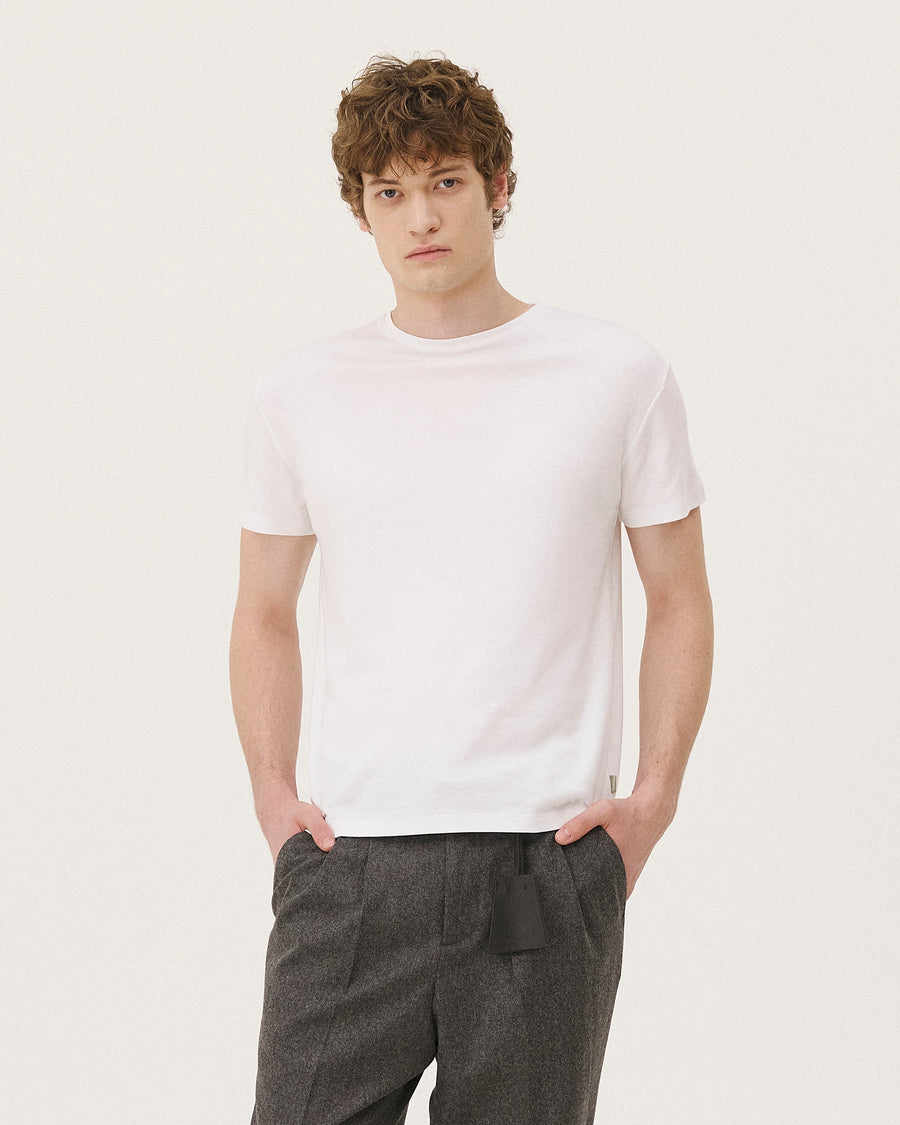 Faro Blanc NOYOCO, porté homme AW26 studio, vue 01