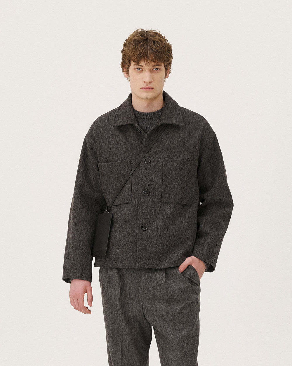 Holar Anthracite NOYOCO, porté homme AW26 studio, vue 01