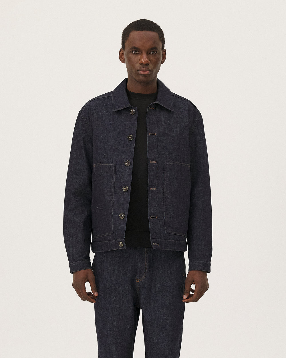 Arizona Indigo NOYOCO, porté homme AW26 studio, vue 01