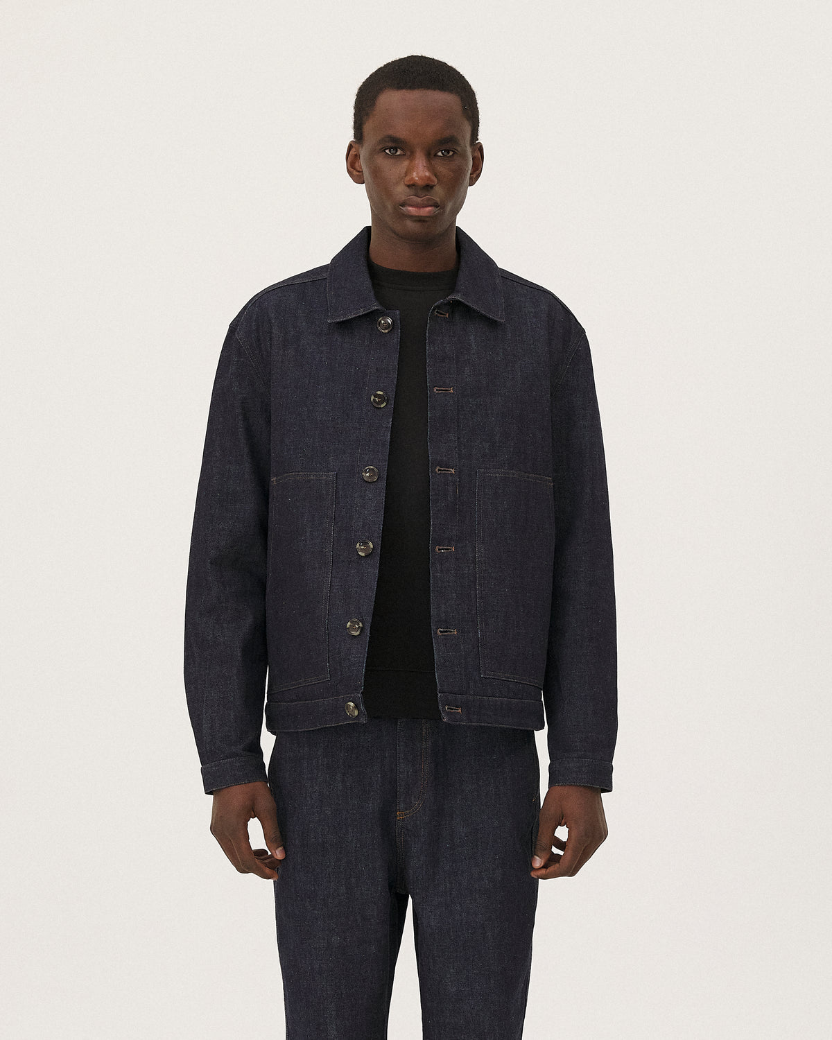 Arizona Indigo NOYOCO, porté homme AW26 studio, vue 01