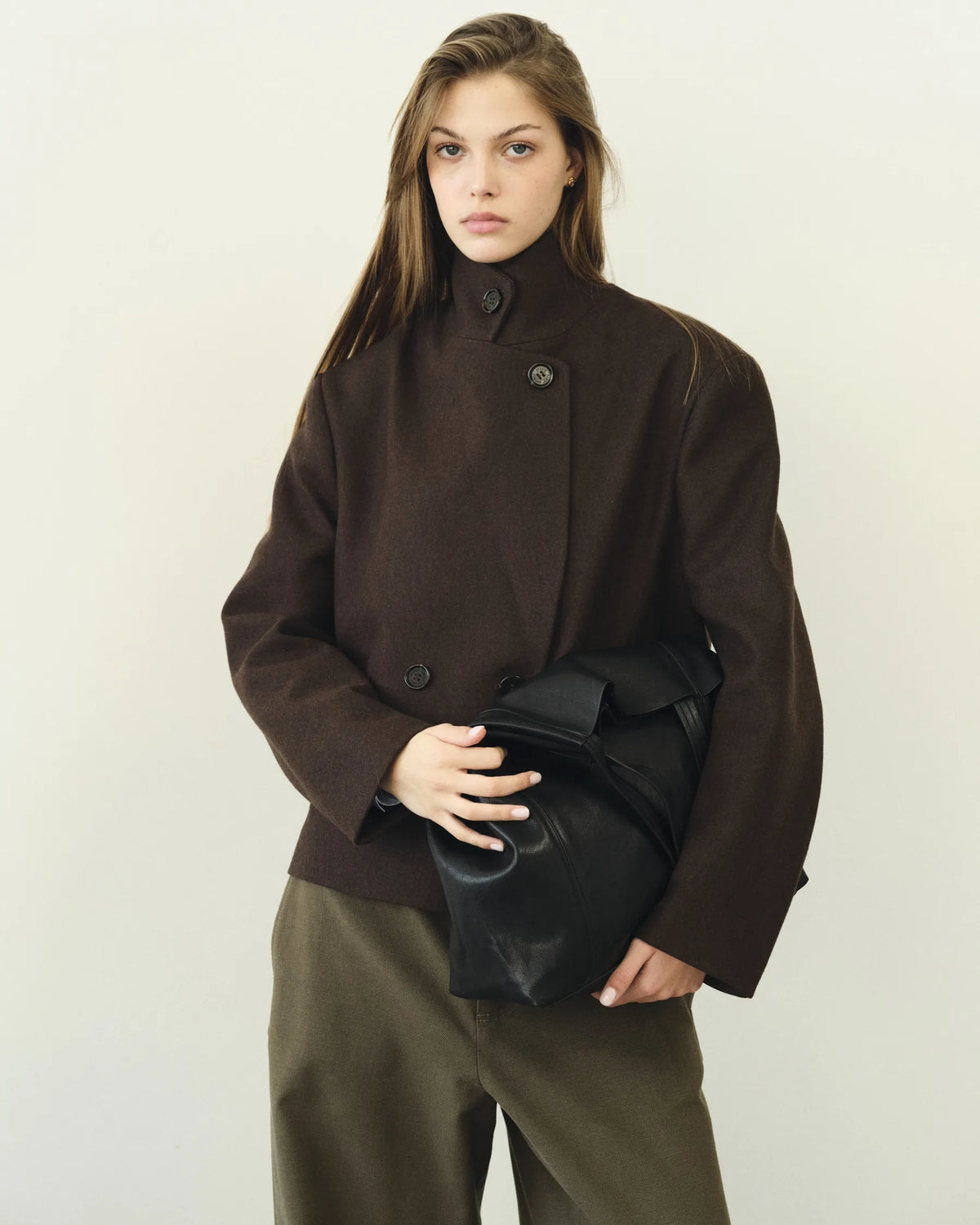 Portrait femme en veste chocolat et pantalon olive