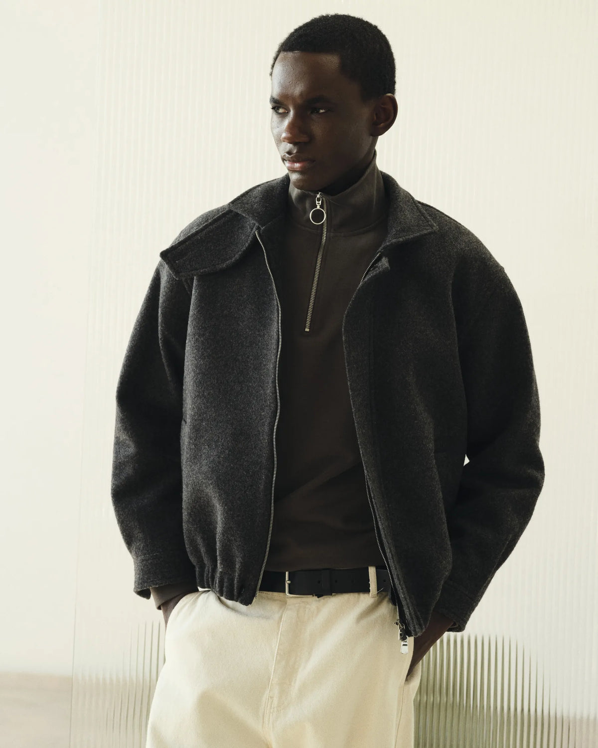 Silhouette homme en blouson texturé anthracite