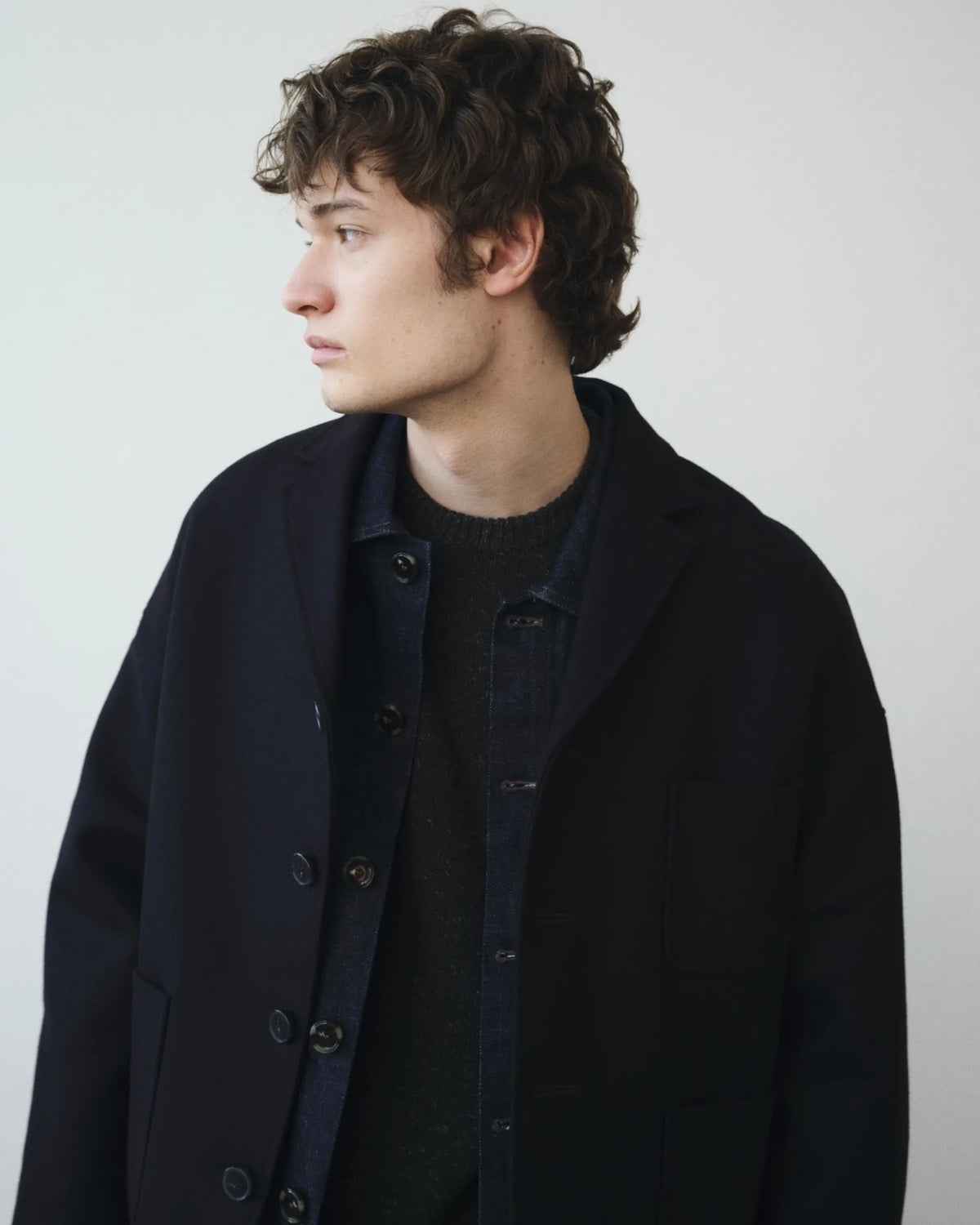 Silhouette homme en veste de travail noire et maille grise