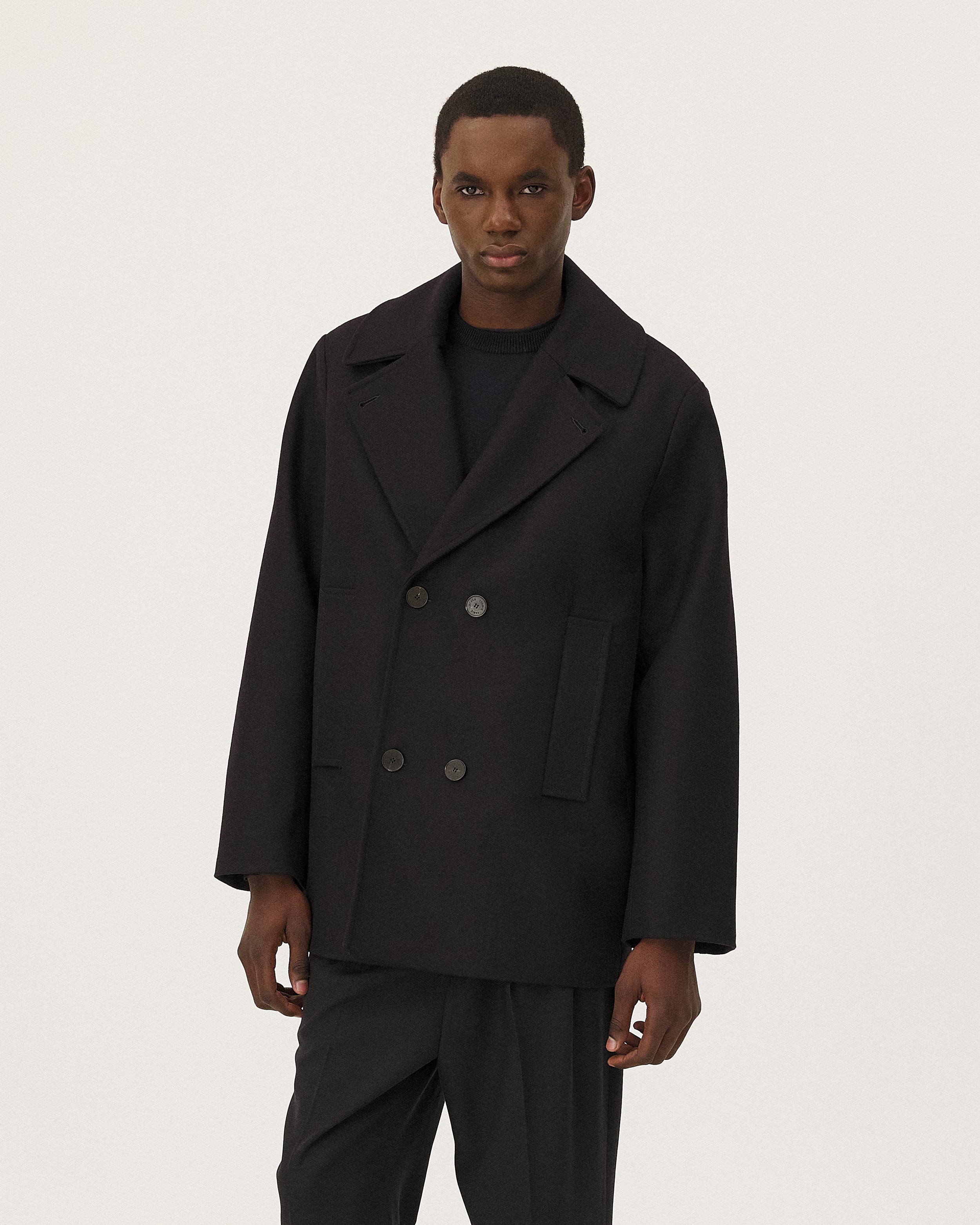 Dundee Bleu nuit NOYOCO, porté homme AW26 studio, vue 01