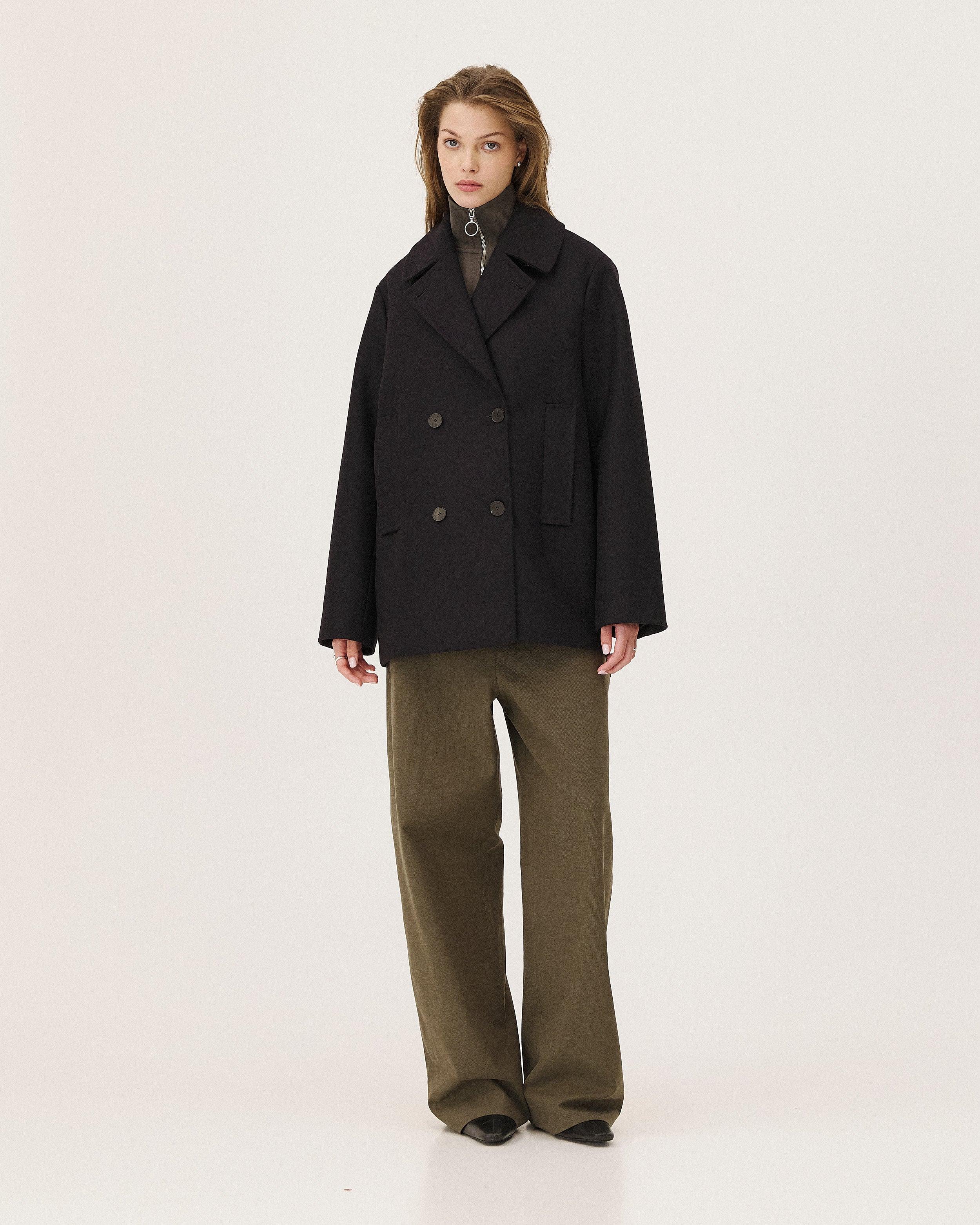 Dundee Bleu nuit NOYOCO, porté femme AW26 studio, vue 02