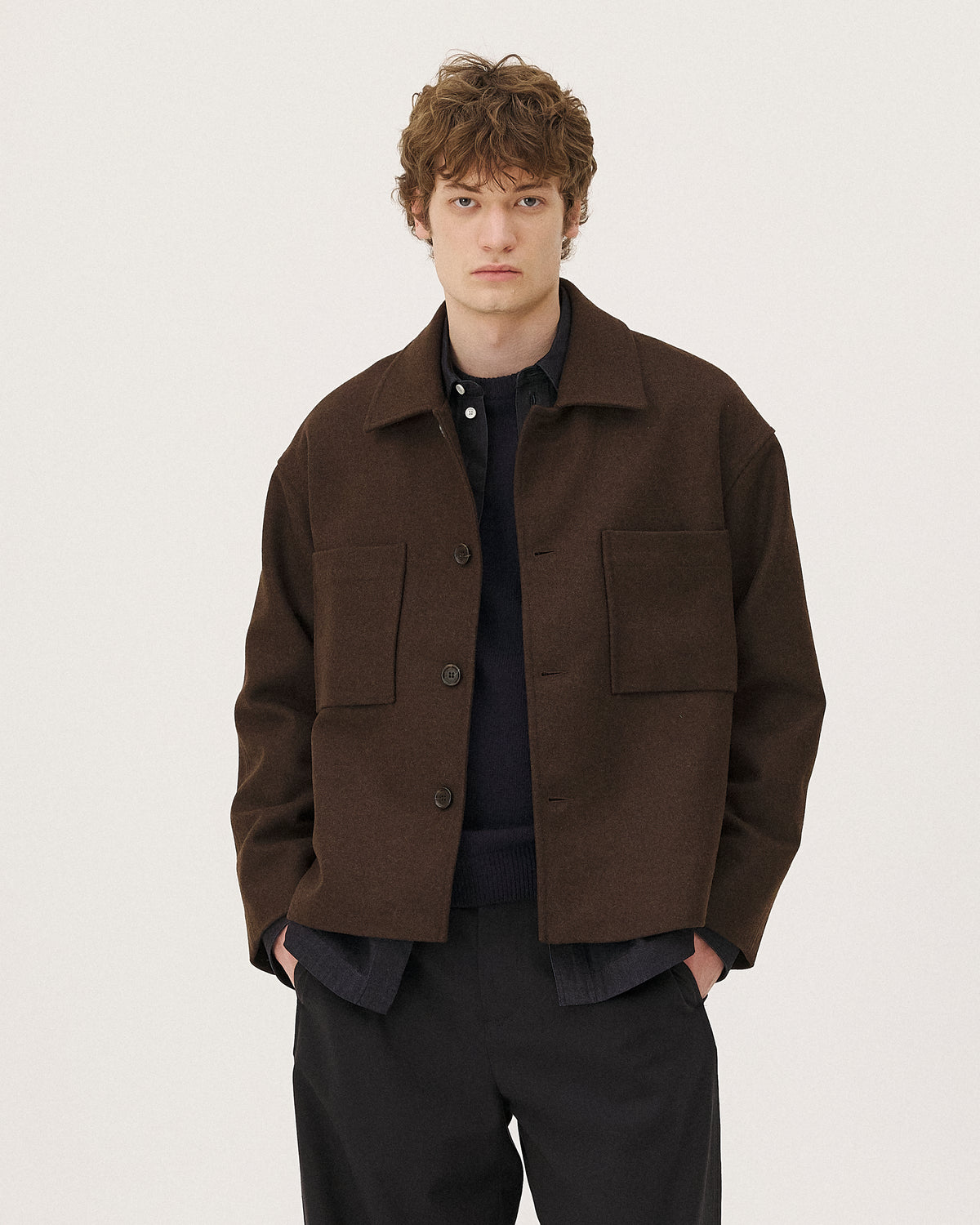 Holar Marron NOYOCO, porté homme AW26 studio, vue 01