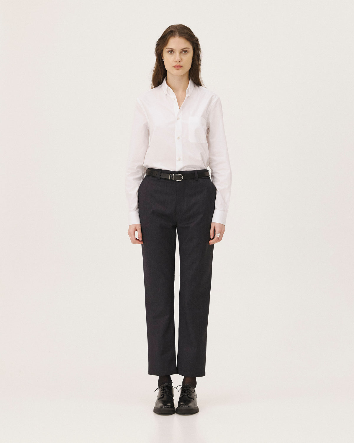 Detroit Bleu nuit, pantalon fuseau en laine NOYOCO, femme AW26 studio, vue de face