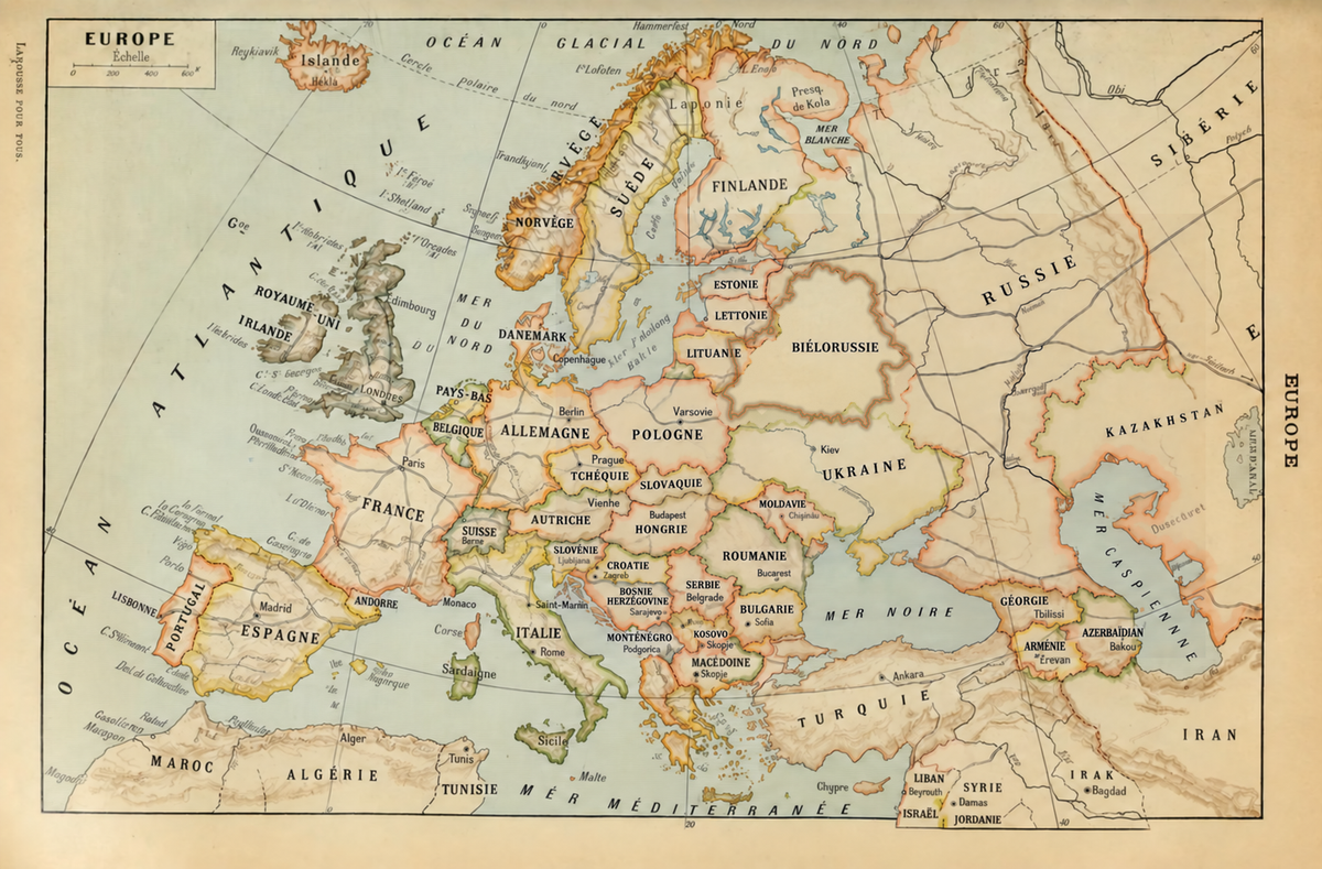 Carte de l’Europe d’après Le Larousse pour tous, 1909, avec les frontières politiques internationalement reconnues de 2013 et six repères du réseau NOYOCO.