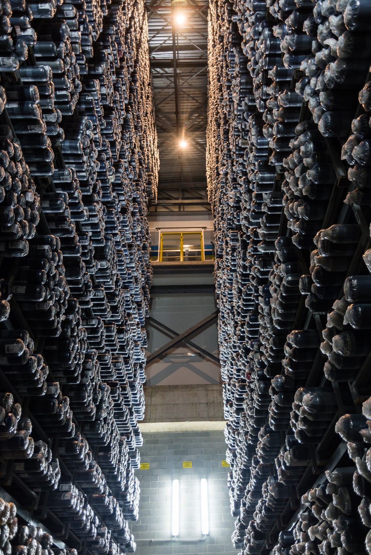 Magasin vertical spectaculaire d’étoffes chez Vitale Barberis Canonico à Pratrivero