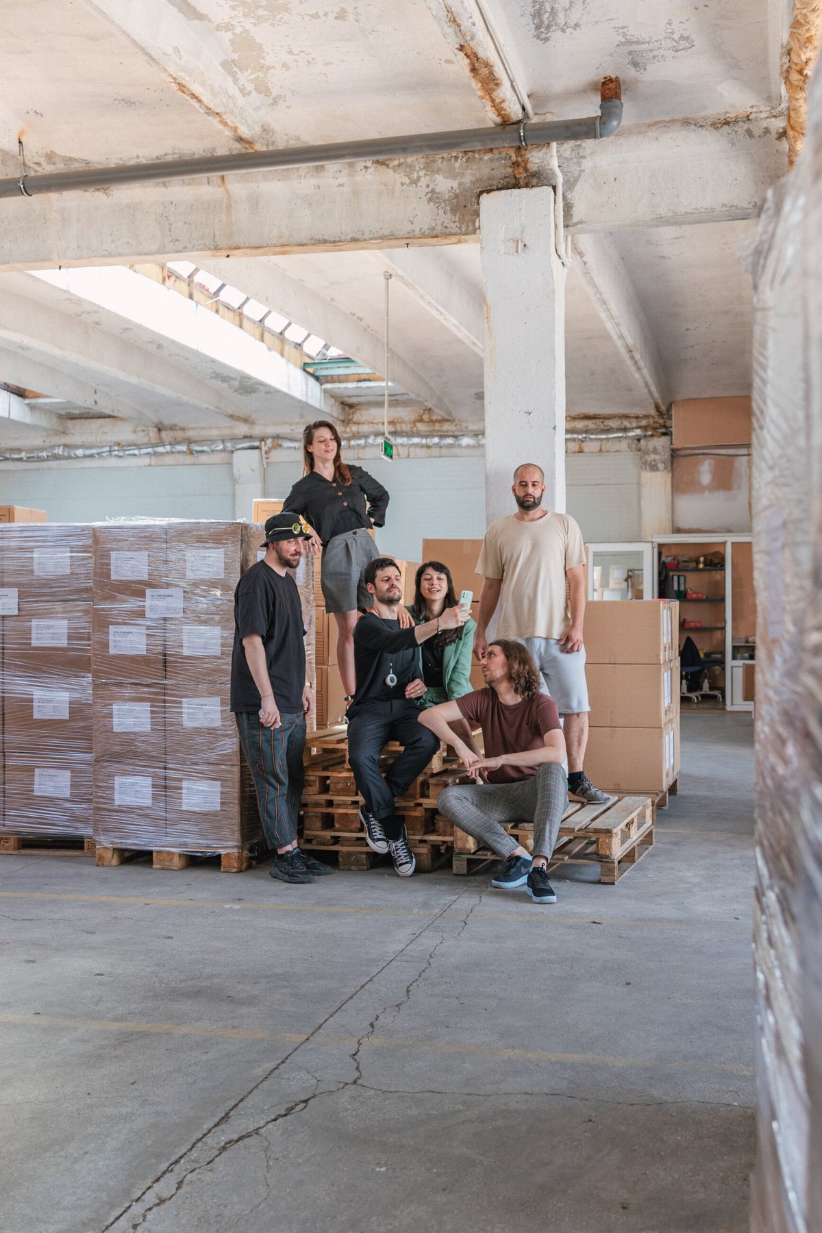 Portrait collectif de l’équipe NOYOCO et de ses partenaires de confection en Roumanie.