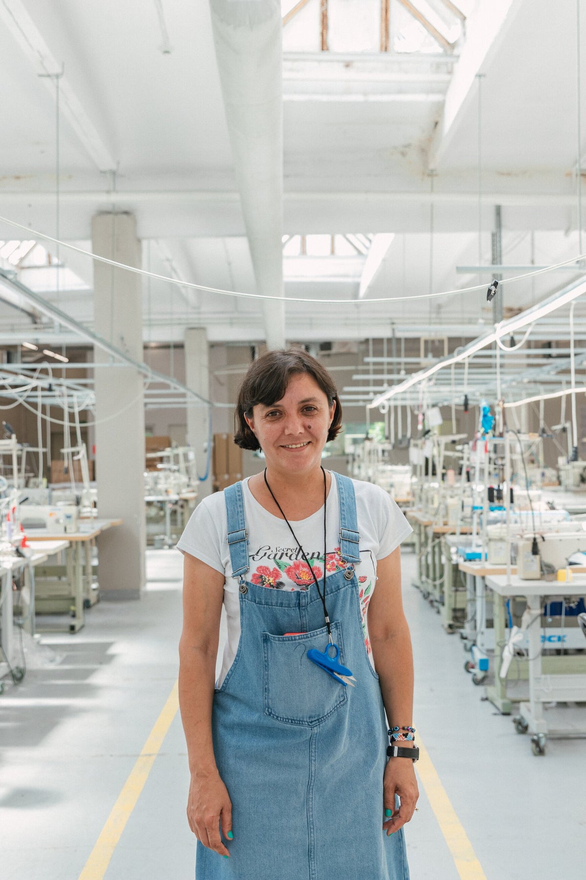Portrait d’une professionnelle au cœur de l’atelier de confection.