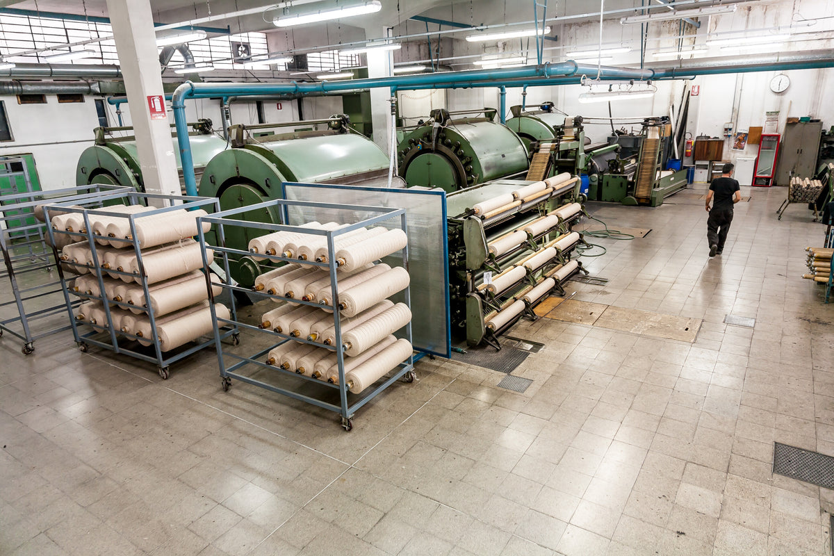 Grand hall de production et métiers textiles de Zanieri à Prato en Italie