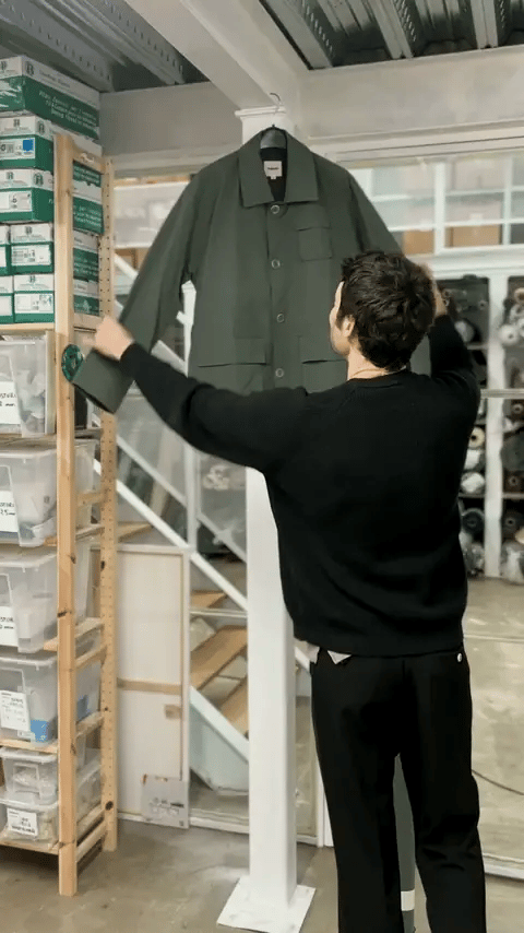Contrôle en mouvement d’une veste NOYOCO au studio.