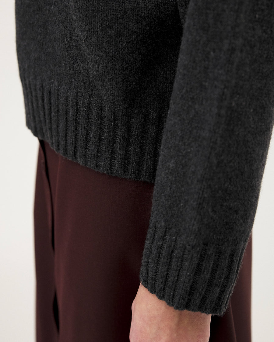 Miwa Anthracite, pull en laine mérinos et cachemire NOYOCO, detail AW25 studio