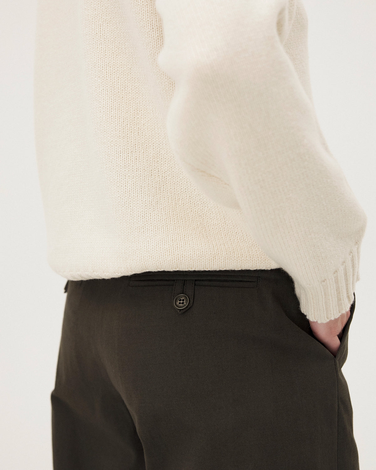 Miwa Ecru, pull en laine mérinos et cachemire NOYOCO, detail AW25 studio