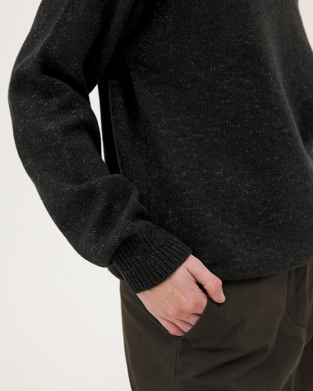 Malmo Khaki, pull en laine mérinos NOYOCO, detail AW25 studio