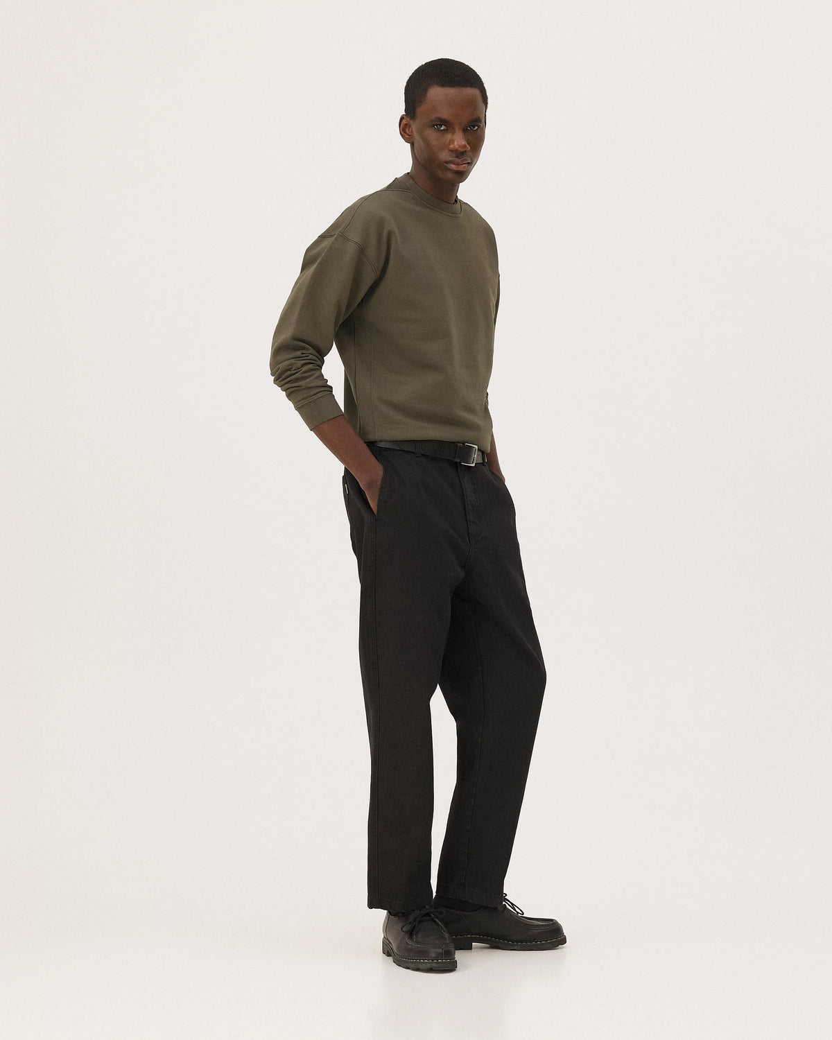 Newport Khaki, sweatshirt en coton biologique NOYOCO, homme AW26 studio