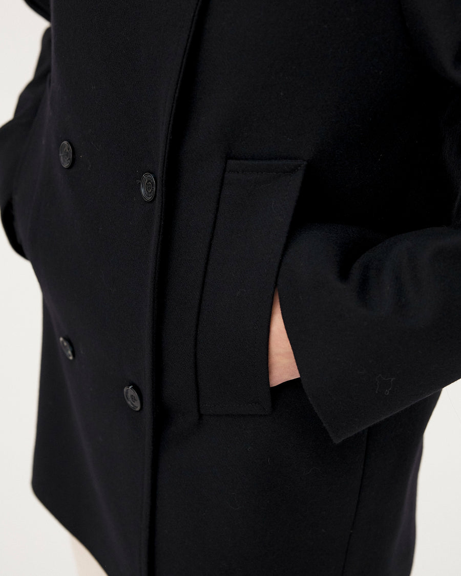 Dundee Midnight blue, manteau en laine et cachemire recyclés NOYOCO, detail AW25 studio